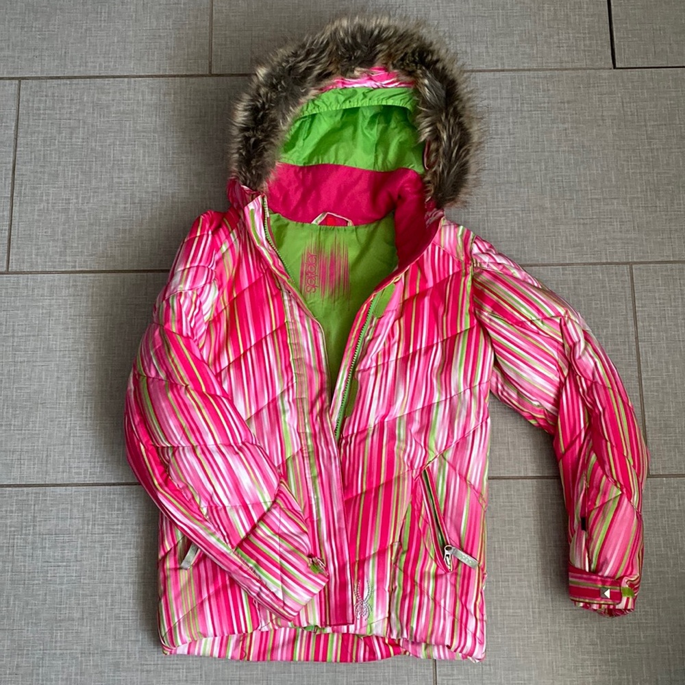 Ski jacket by Spyder. Removable faux fur trim on the hood. Size 14